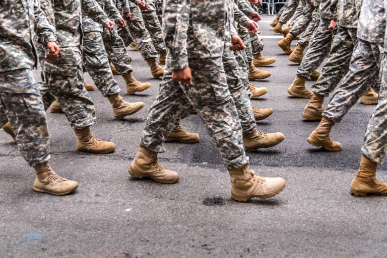 Menos puertorriqueños se enlistan en el Ejército de EE. UU. en medio de preocupaciones por trato, salud y beneficios