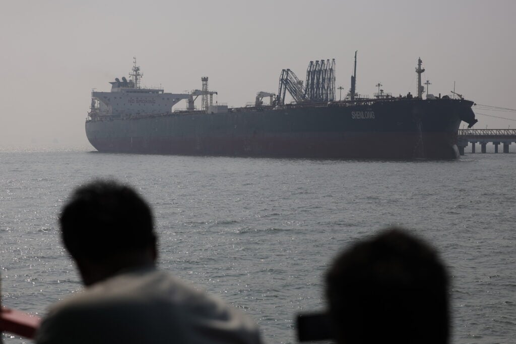 Tráfico marítimo en Ormuz se reactiva lentamente tras tregua entre EE.UU. e Irán