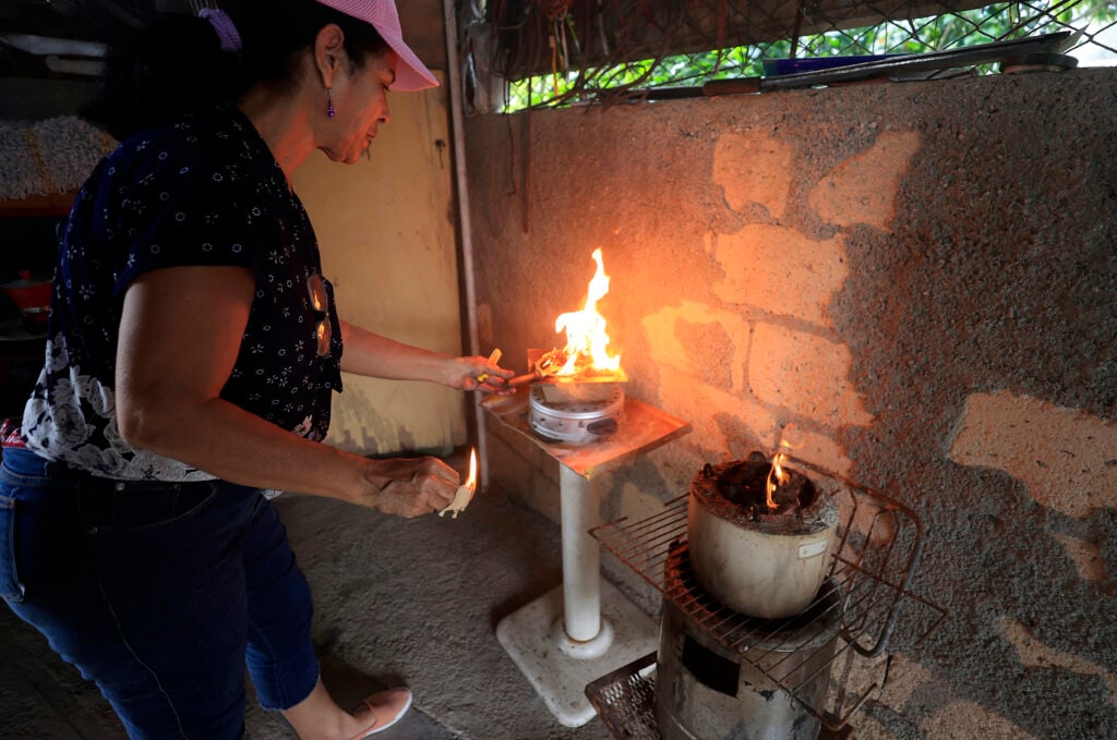 Sin luz ni gas: cubanos vuelven al carbón para cocinar