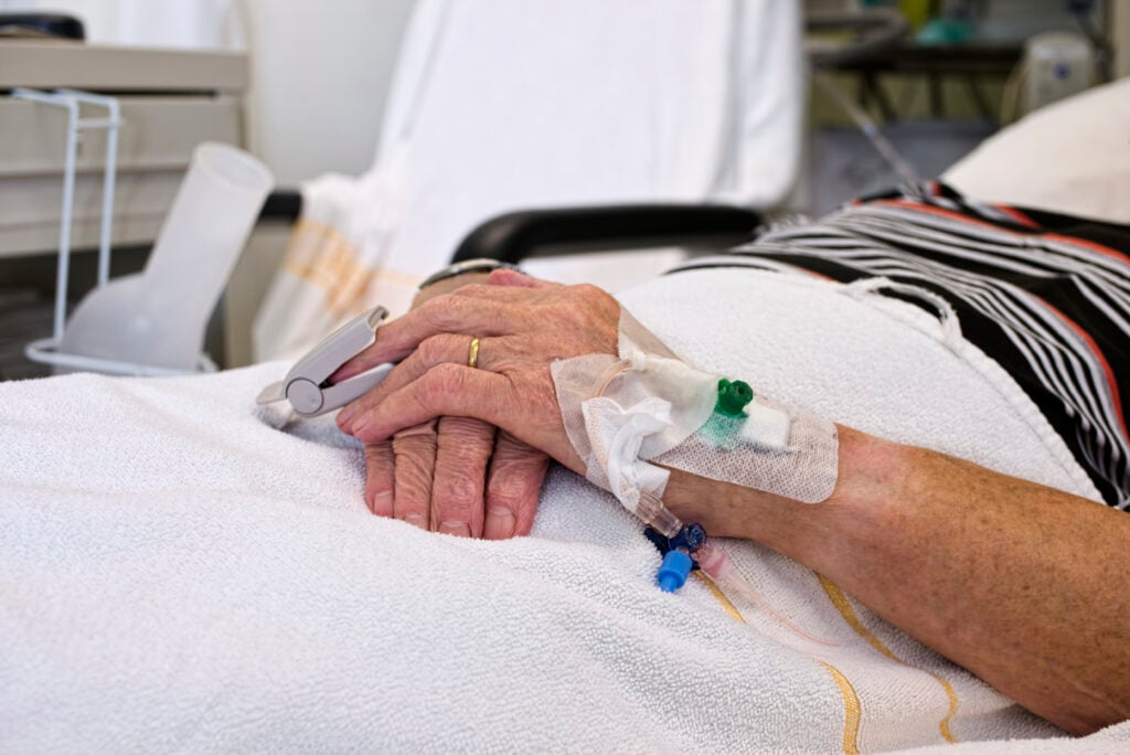 Si cuidas a un adulto mayor, este cambio en un hospital de Puerto Rico te interesa