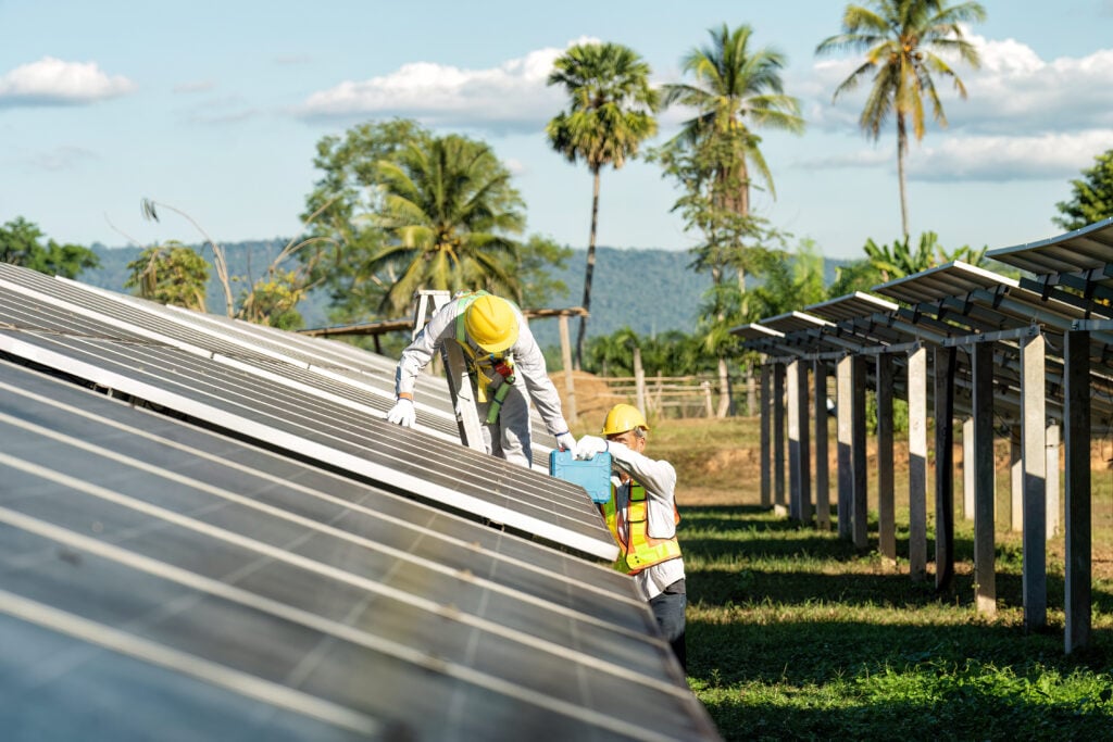 Aprueban más energía solar y baterías: qué significa para tu factura de luz