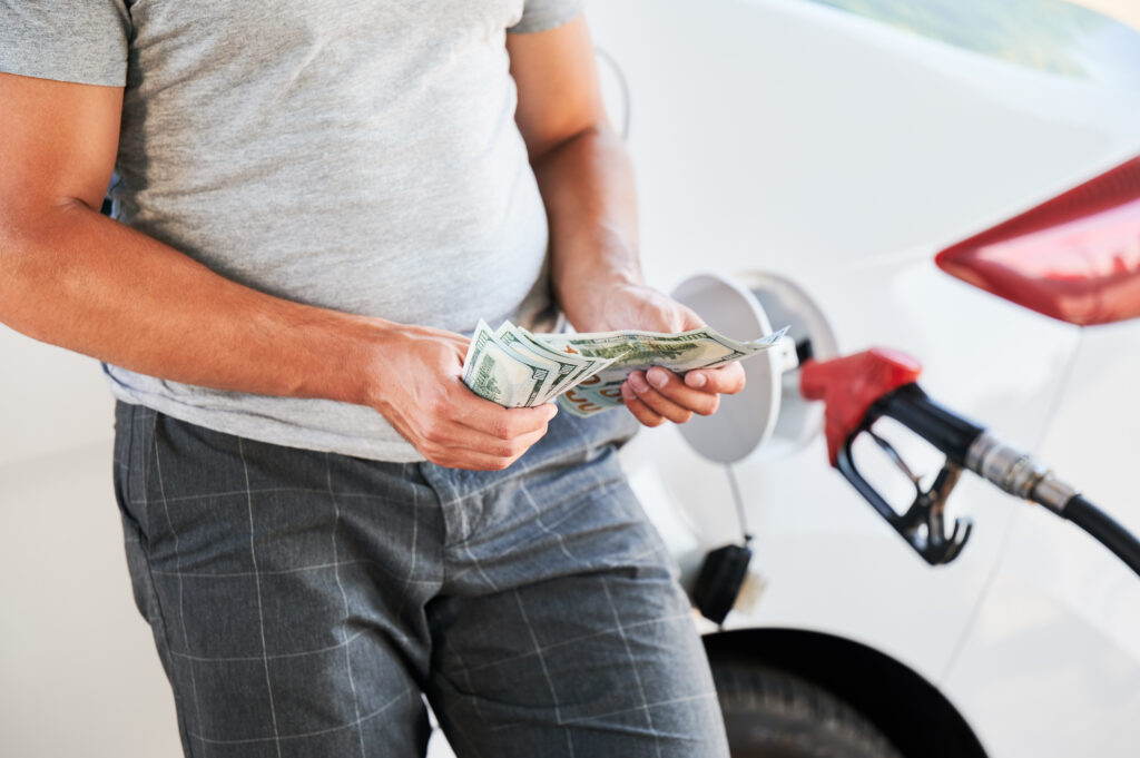 Tensión en Ormuz impulsa el petróleo y amenaza con seguir subiendo la gasolina en Puerto Rico