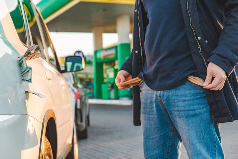 Gasolina en Puerto Rico ronda los $1.10 por litro mientras petróleo supera los $110