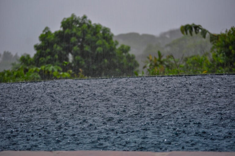 Tarde complicada: lluvias, tormentas y riesgo de inundaciones en Puerto Rico