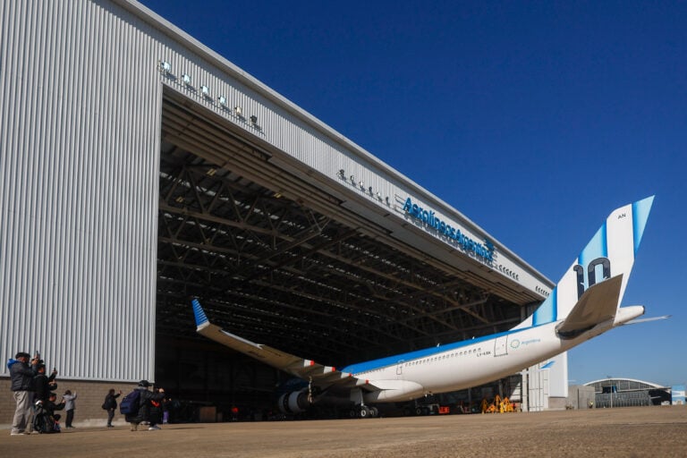 Un avión de Aerolíneas Argentinas con ‘la 10’ de Messi llevará a su selección al Mundial