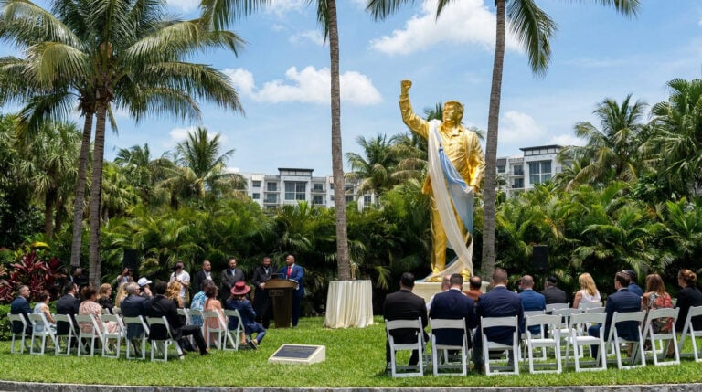 Trump defiende que su escultura dorada en Miami se convertirá en «monumento emblemático»