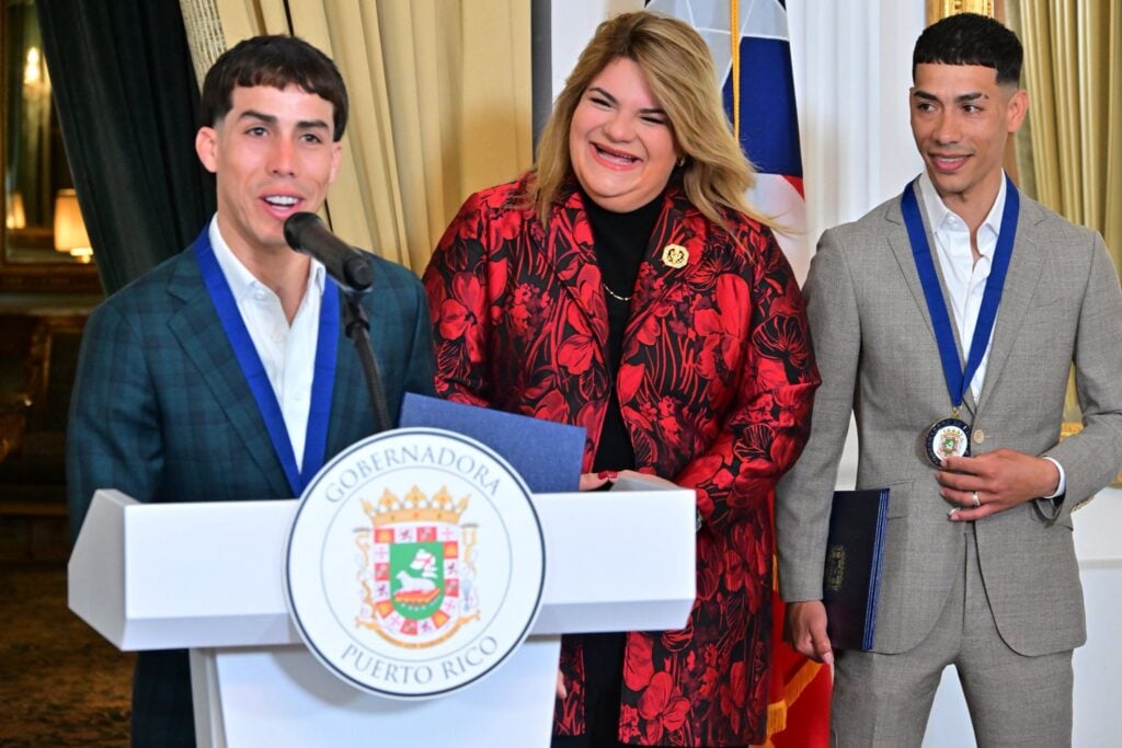 José Luis Ortiz e Irad Ortiz reciben la Medalla de la Gobernadora tras dominar el Kentucky Derby
