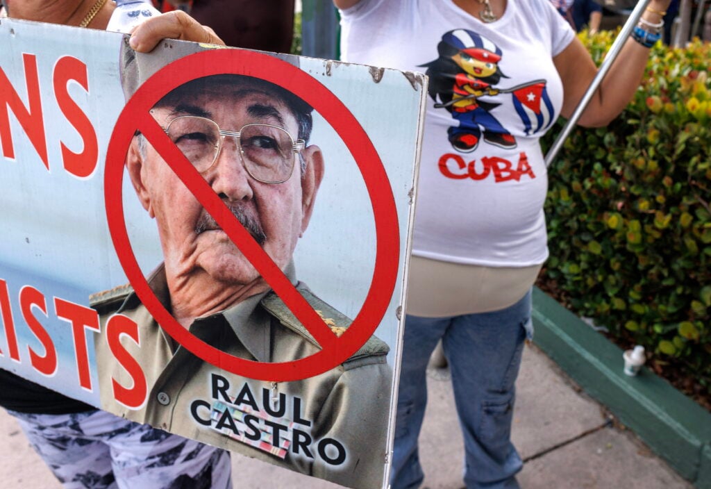 Exilio cubano celebra imputación contra Raúl Castro por derribo de avionetas en 1996