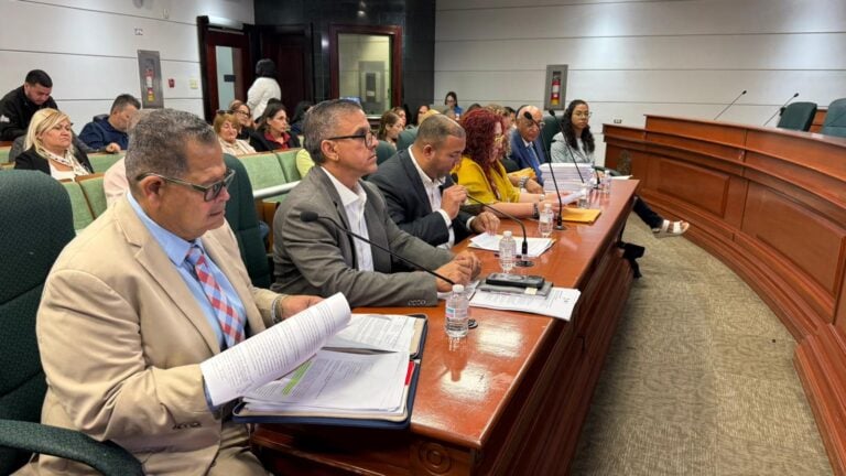 Asociación de Maestros exige justicia salarial para docentes del sistema público