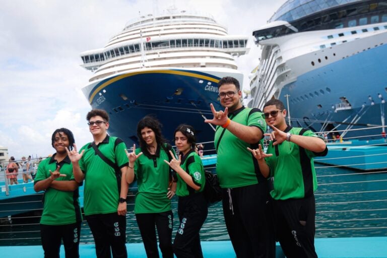 Jóvenes con dificultades auditivas viven experiencia accesible a bordo de crucero en Puerto Rico