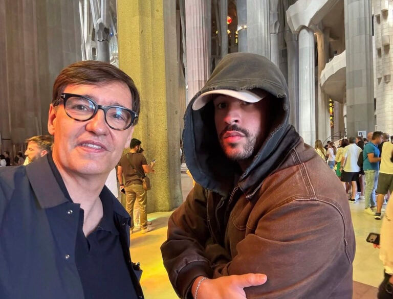 Bad Bunny sorprende con selfie junto al presidente de Catalunya en la Sagrada Familia