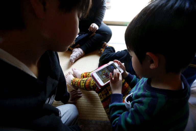 La ONU advierte que prohibir redes sociales por edad no protege realmente a los niños y niñas