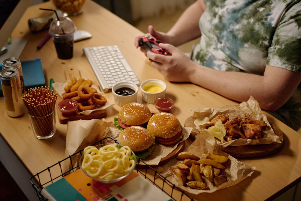 Estrés y ansiedad estarían llevando a miles de personas a comer más dulces y picar entre comidas