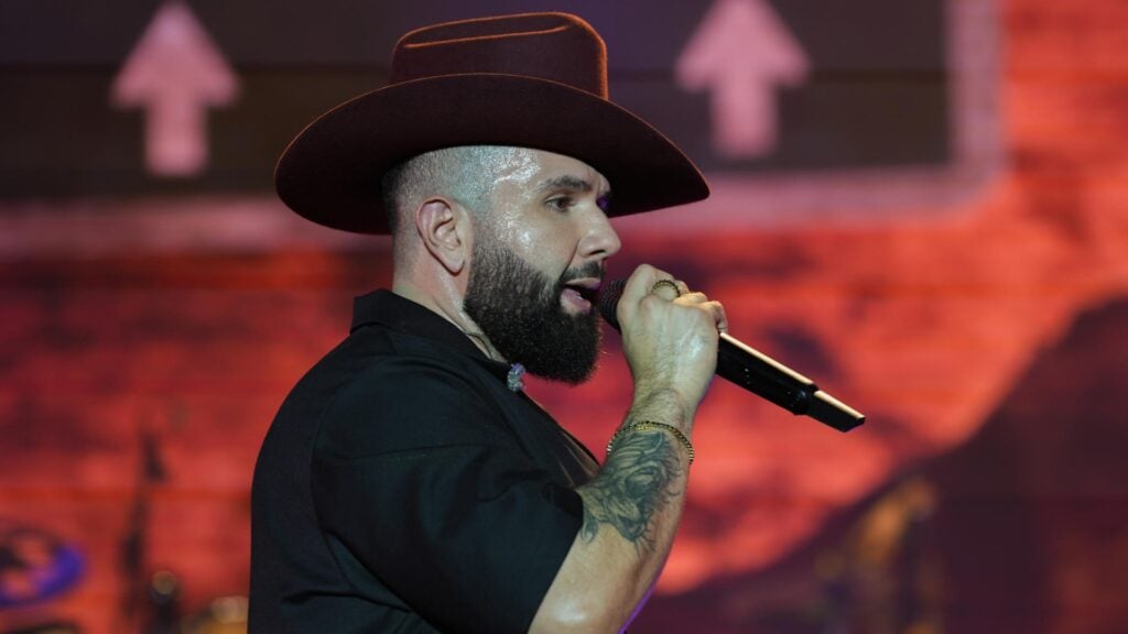 Carín León aprovecha concierto histórico para pedir ayuda para Venezuela