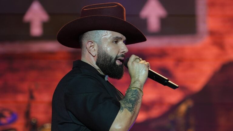 Carín León aprovecha concierto histórico para pedir ayuda para Venezuela