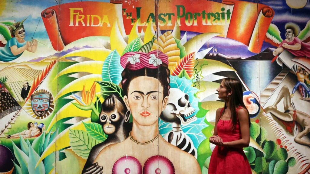 Una exposición en Londres explora la evolución de Frida Kahlo como icono global