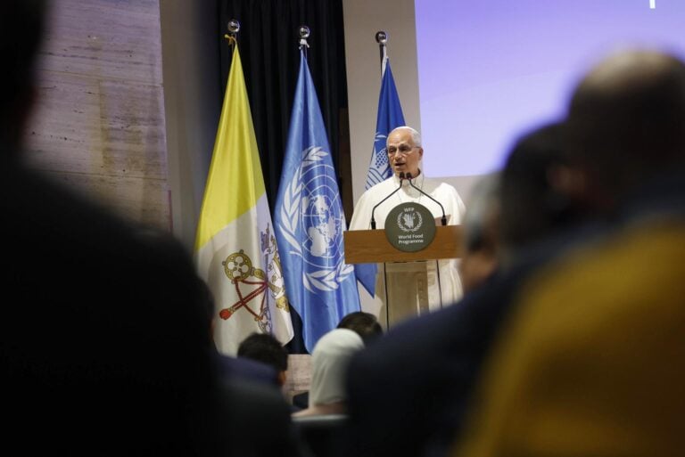 El papa advierte a los jóvenes de la adicción al teléfono móvil y pide que pongan límites