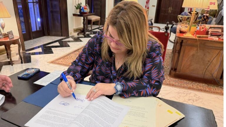 Gobernadora firma medidas sobre salud y acceso a servicios, pero veta proyecto de inteligencia artificial