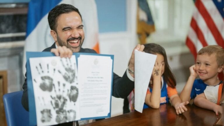 ¿No hay hora de dormir? Alcalde de Nueva York se une a la fiebre de los Knicks