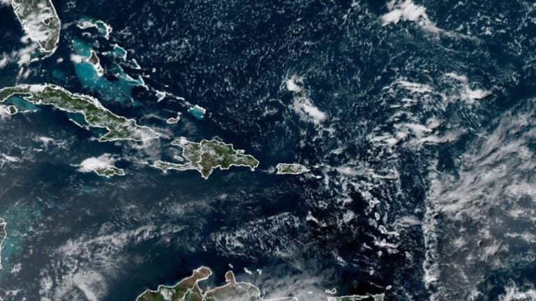 Onda tropical aumenta el riesgo de lluvias fuertes este lunes