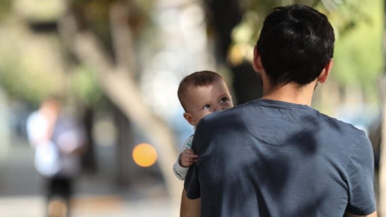 Nuevos estudios destacan la importancia de las licencias de paternidad para la salud mental de los padres