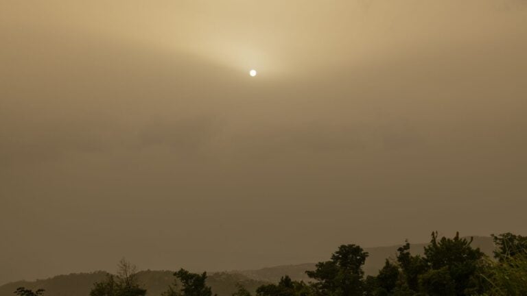 Polvo del Sahara mantiene cielos brumosos y altas temperaturas en Puerto Rico