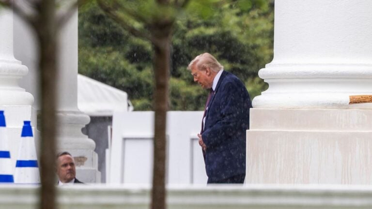 Trump condiciona diálogo con Irán al libre tránsito por el estrecho de Ormuz