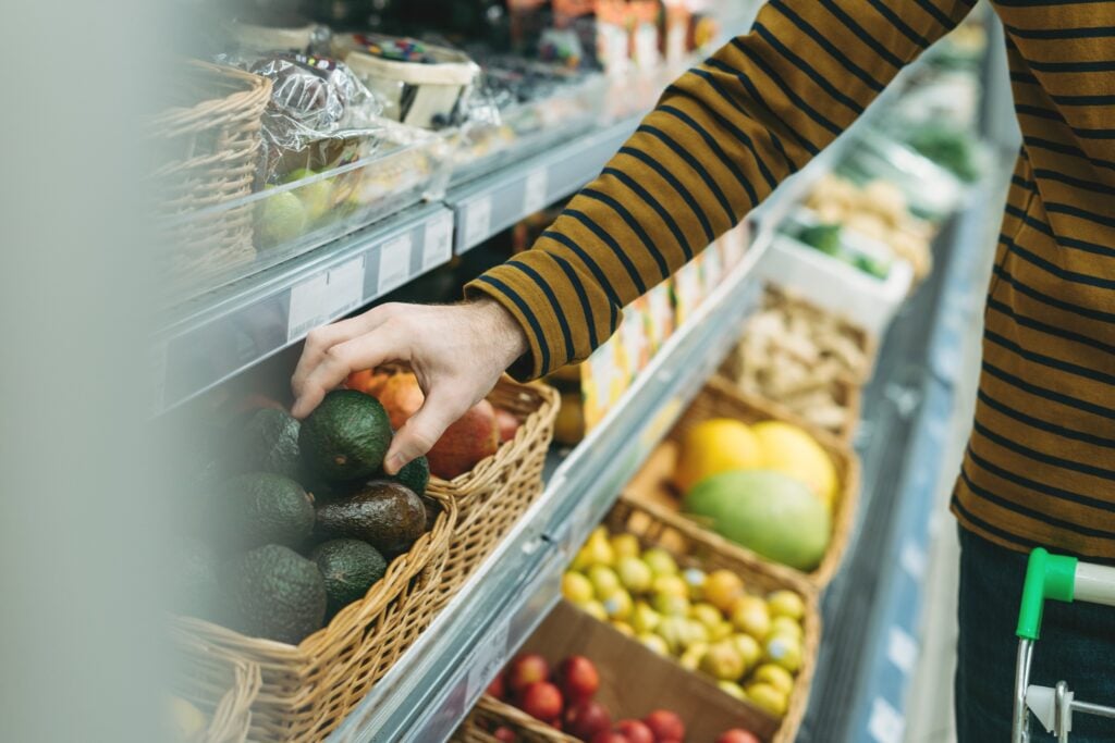 Los puertorriqueños compran menos, planifican más y priorizan la salud al hacer la compra