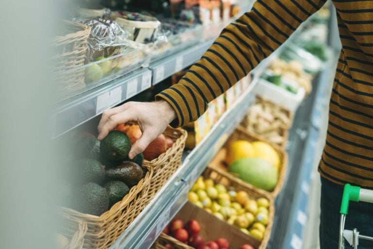 Los puertorriqueños compran menos, planifican más y priorizan la salud al hacer la compra