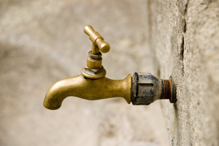 Sigue la controversia en la crisis del agua: San Juan cuestiona señalamientos de la AAA contra asesor técnico del municipio