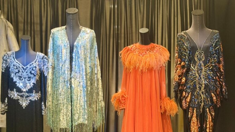Vestidos, pelucas y accesorios originales de Celia Cruz llegan a Puerto Rico