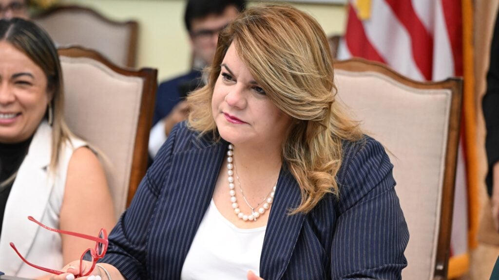 Gobernadora firma cinco leyes para proteger beneficios de policías y modernizar procesos gubernamentales