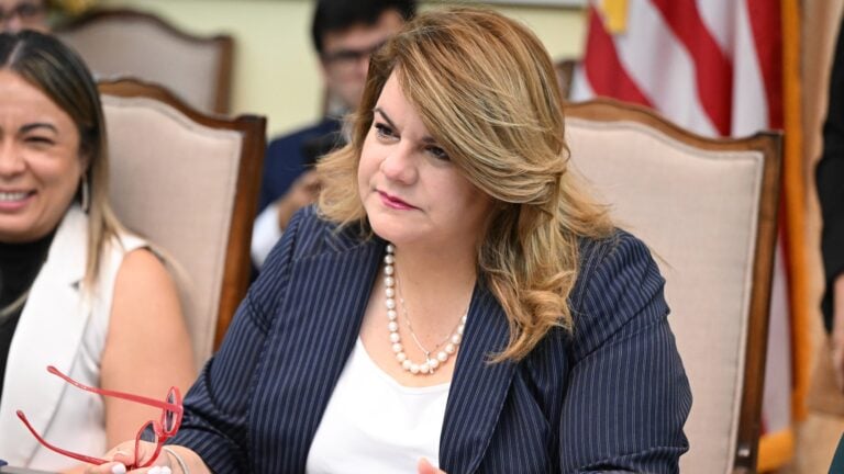 Gobernadora firma cinco leyes para proteger beneficios de policías y modernizar procesos gubernamentales