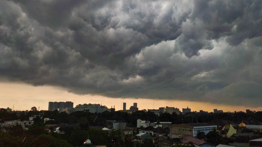 Prepárate: onda tropical traerá más aguaceros y tormentas eléctricas este fin de semana