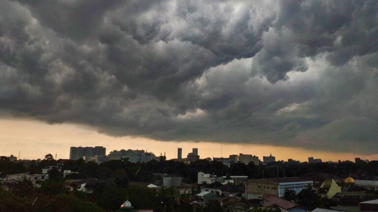 Prepárate: onda tropical traerá más aguaceros y tormentas eléctricas este fin de semana