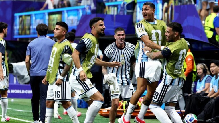 Messi lidera una remontada épica y Argentina sigue con vida en el Mundial