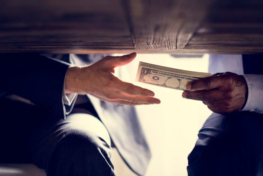 Mientras usted paga al fisco, empleado de Hacienda admite fraude que costó $5 millones al Gobierno