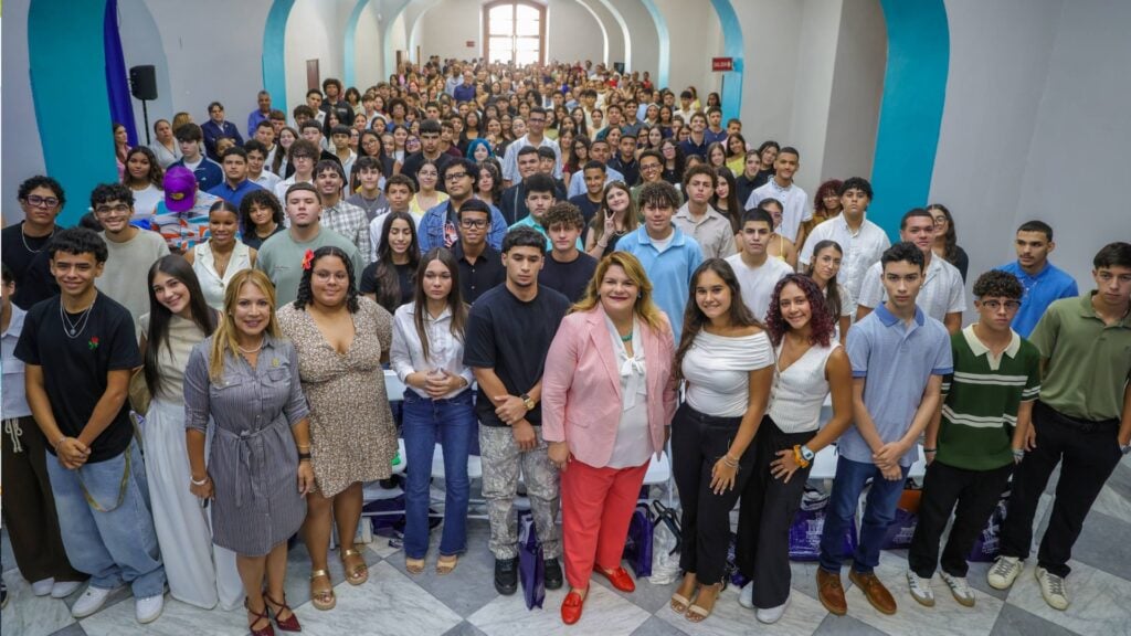 Gobernadora da la bienvenida a 205 jóvenes del Programa Ejecutivo de Empleo de Verano