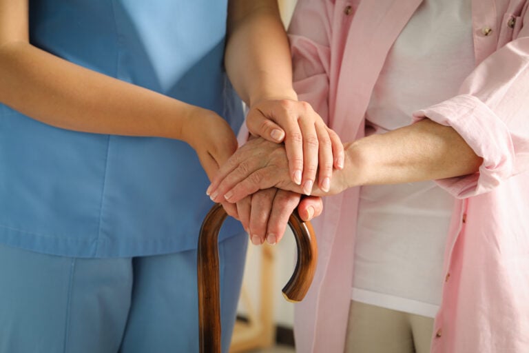 ¿Cómo elegir un hogar de cuido para un adulto mayor? Lo que debe verificar para proteger a su familiar
