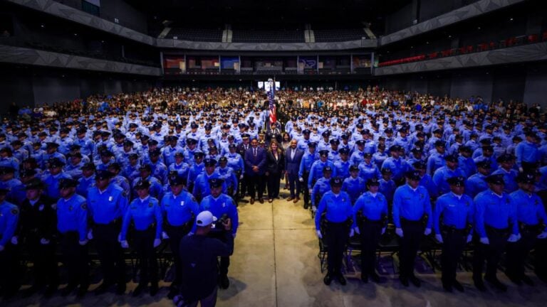 Gobernadora gradúa nueva clase de policías estatales y municipales