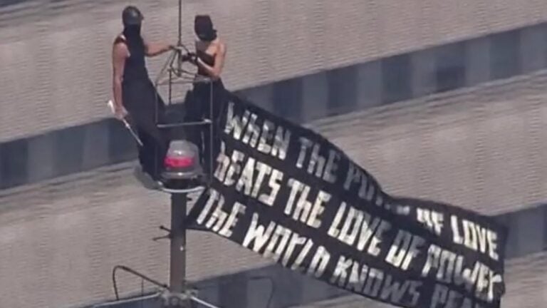 Pareja rusa escala el Empire State Building y sorprende con una propuesta de matrimonio