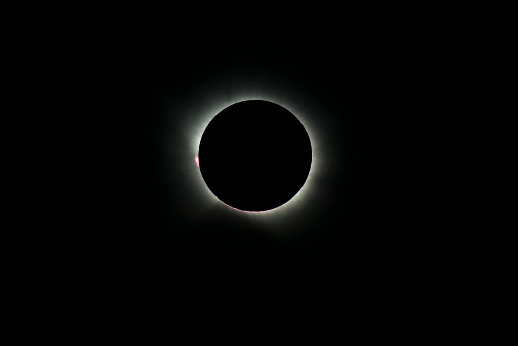 España queda a oscuras en pleno día durante histórico eclipse total de Sol