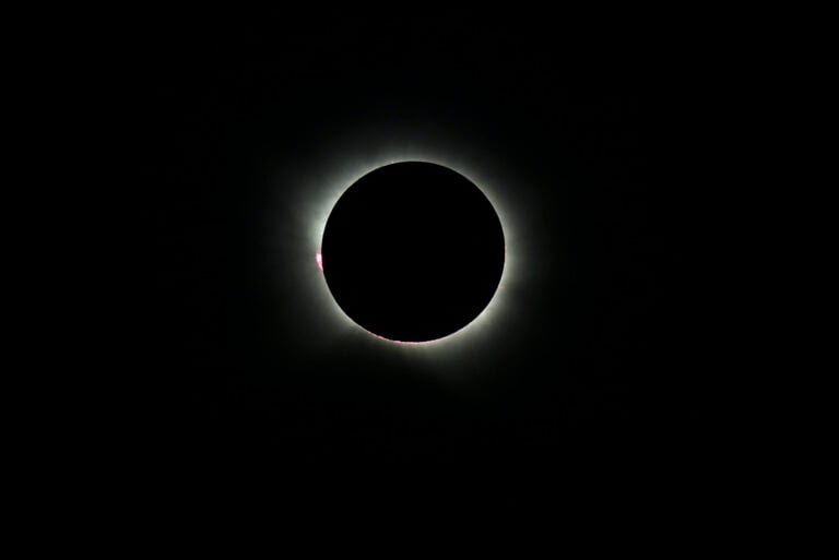 España queda a oscuras en pleno día durante histórico eclipse total de Sol