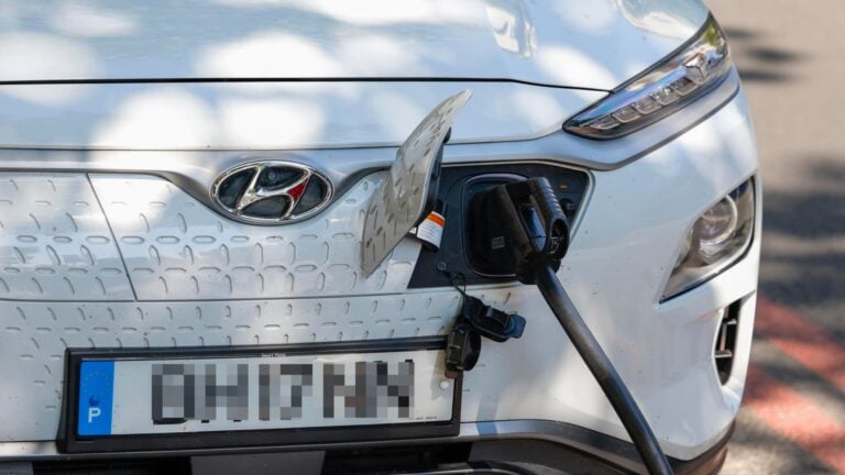 ¿Cambiar a un carro eléctrico realmente ayuda al medio ambiente? Un estudio dice que sí, incluso si tu auto es nuevo