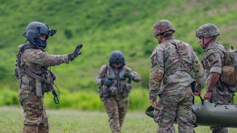 Gobernadora activa la Guardia Nacional para combatir incendio forestal en Cayey