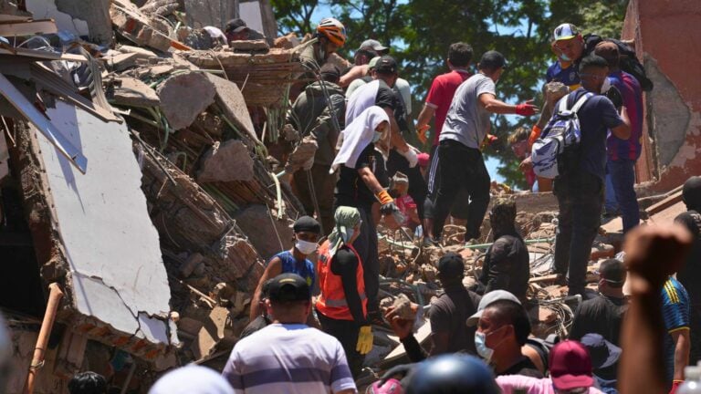 Terremoto de magnitud 7.4 deja al menos 71 muertos en Colombia