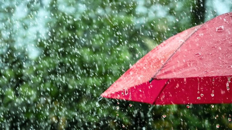Onda tropical traerá aguaceros y tronadas a Puerto Rico este martes