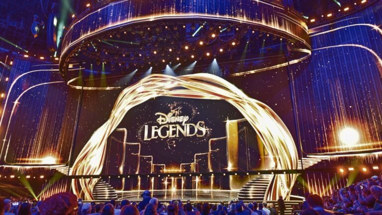 Disney reconoce a las estrellas que marcaron generaciones: Hathaway, Jonas Brothers y “La Roca”