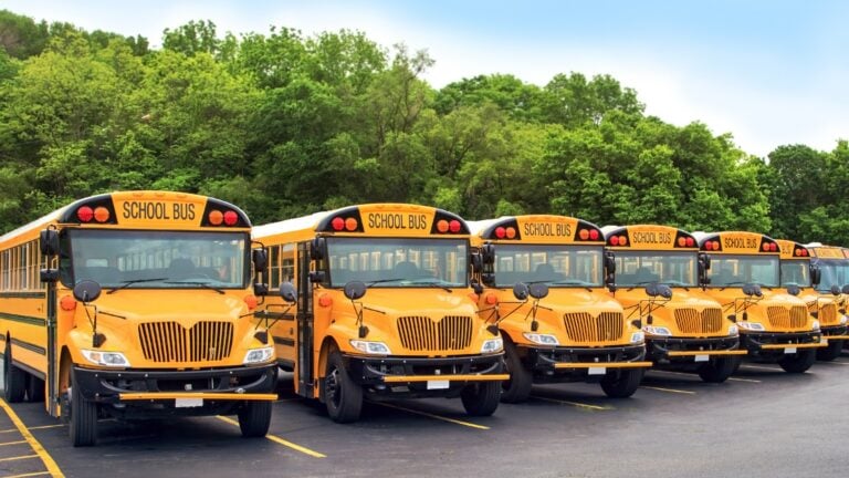 ¿Habrá transporte escolar? Porteadores aplazan protesta, pero mantienen amenaza de paro
