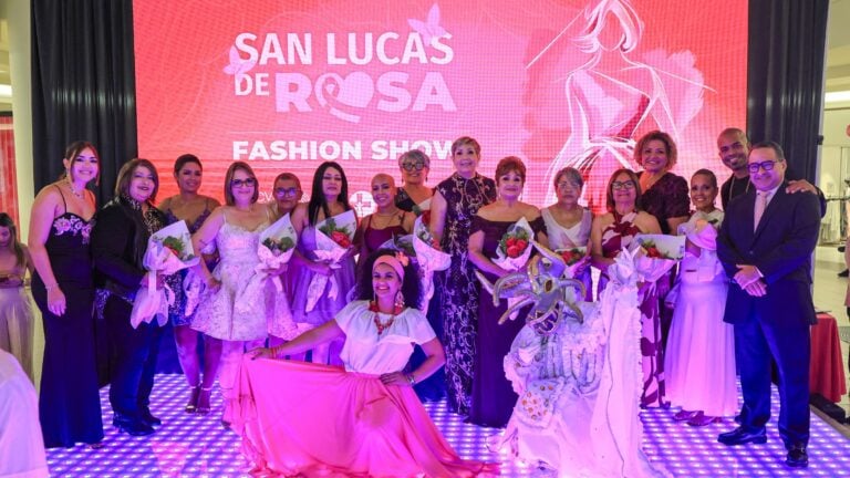 Más que moda: pacientes y sobrevivientes de cáncer de seno desfilan por la esperanza